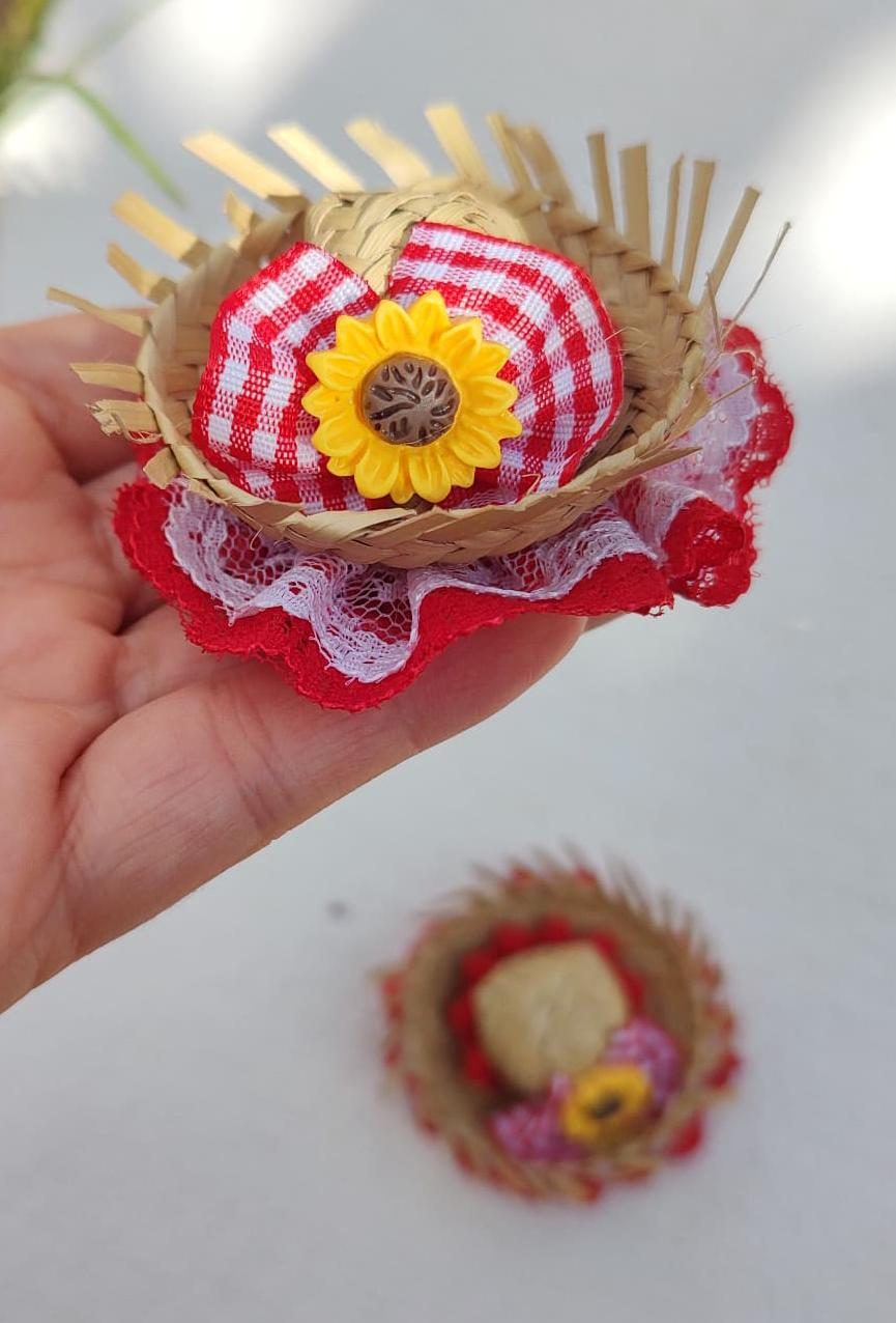 Mini chapéu de palha com xadrez vermelho, renda e girassol