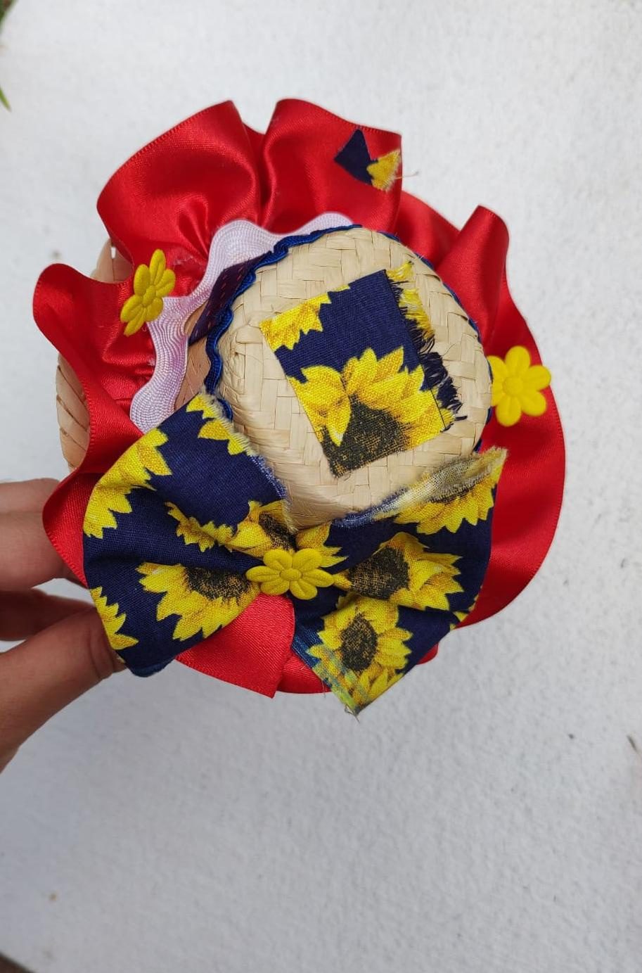 Tiara junina com chapéu de palha, cetim vermelho e girassóis